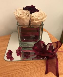 Rose éternelle blanche et mauve